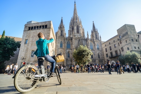 Barcelona: tour en bicicleta eléctrica con tapas y vinoBarcelona: tour en bicicleta eléctrica, bodega y tapas