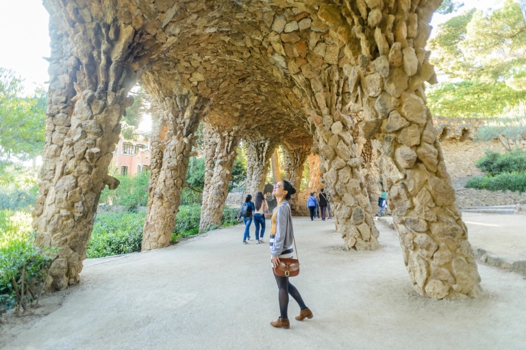 Wycieczka priorytetowa: Sagrada Família i park GüellWycieczka dwujęzyczna z preferowanym j. angielskim o 10.00
