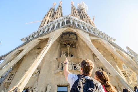 Sagrada Familia: tour matutino guiado y prioritarioTour privado en español o inglés