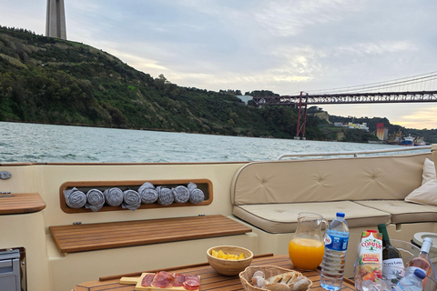 Lisbon: Tagus Motorboat Cruise Open Bar & Pro Guide Morning: Breakfast Motorboat Cruise with Open Bar