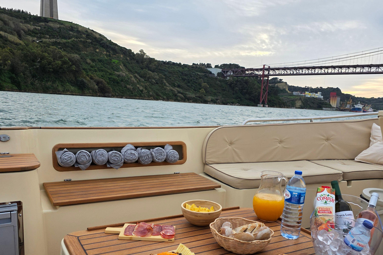 Lisbon: Tagus Motorboat Cruise Open Bar & Pro Guide Morning: Breakfast Motorboat Cruise with Open Bar
