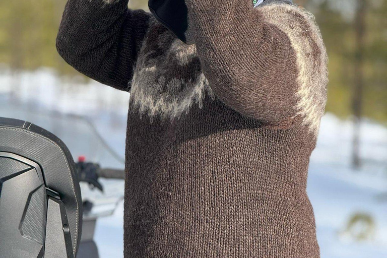 Rovaniemi: giro in slitta trainata da motoslitte con caffè sul fuocoRovaniemi: giro in slitta trainata da motoslitte con caffè davanti al fuoco