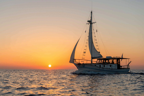 Santorini: Passeio de barco tradicional de madeira com refeição e vinhoCruzeiro diurno