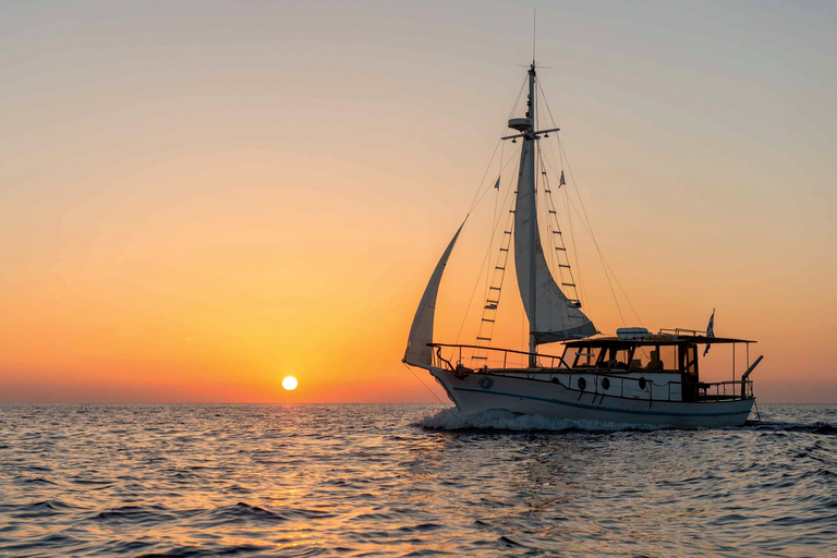 Santorini: Traditionell båttur i trä med måltid och vinDagskryssning