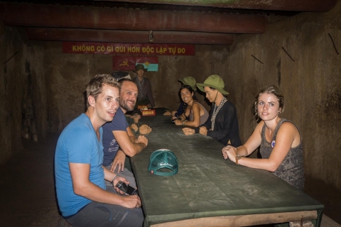 Wycieczka grupowa do Muzeum Śladów Wojny i tuneli Cu ChiMuzeum Pamiątek Wojennych i wycieczka po tunelach Cu Chi w małej grupie