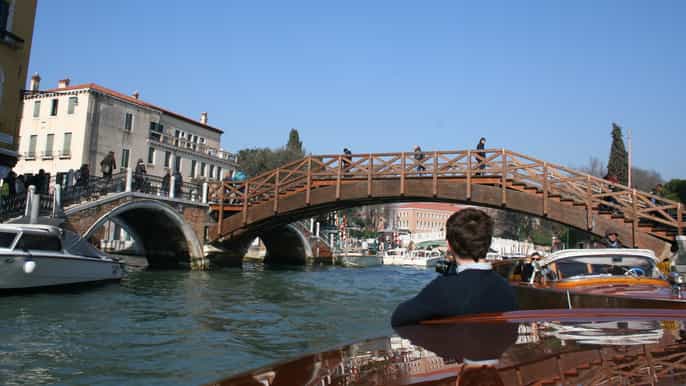 1hour motor boat ride on grand canal
