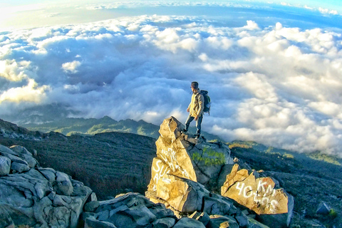 Monte Agung: sendero al amanecer y desayuno en la cima