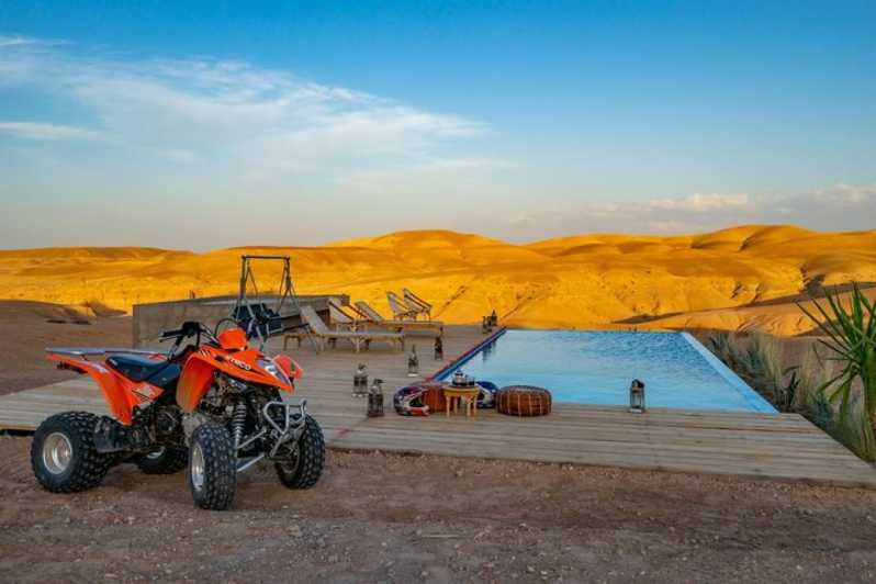 Marrakech: Tour in quad nel deserto di Agafay con cena e spettacolo