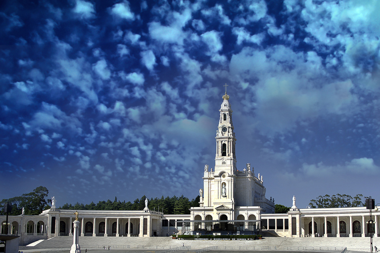 Visita ao Santuário de Fátima e Passeio Turístico em CoimbraSantuário de Fátima e city tour em Coimbra com almoço