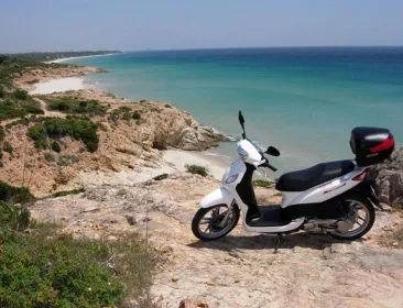 Cagliari: Scooter-Tour zu versteckten Buchten ab Chia