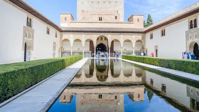 From Seville: Granada Day Trip Alhambra and Albaycin