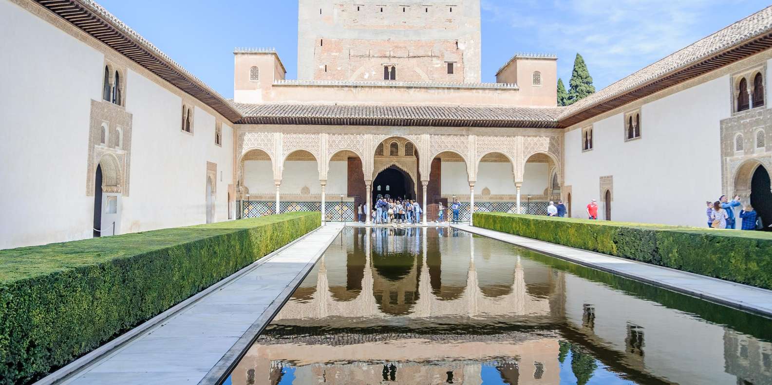 Maison alhambra. Альгамбра, Хенералифе и Альбайсин в городе Гранада. Альгамбра, Хенералифе и албанский  город Гранада. Дворец Альгамбра в Гранаде по истории. Альгамбра дворец замеры.