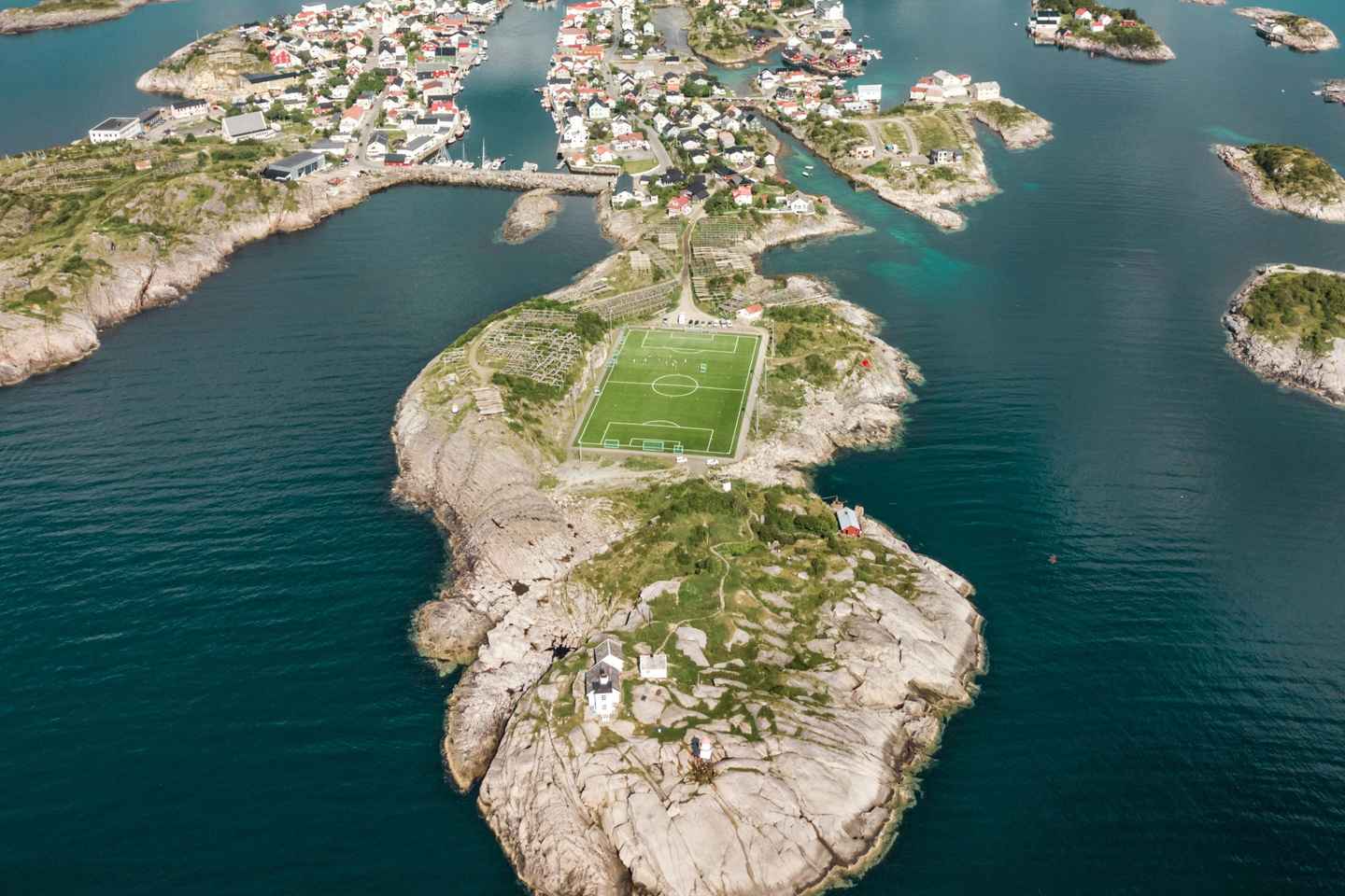 "Hiking in the Lofoten Islands – Guided in French"