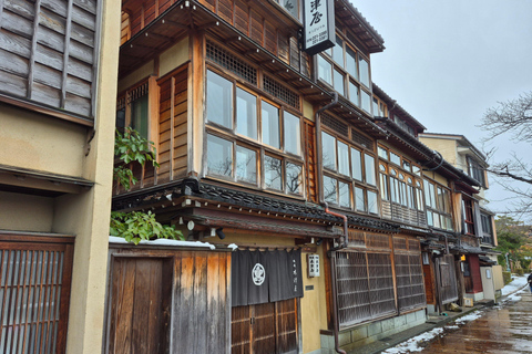 Kanazawa: Samurai, Castle & Geisha Private Bus Tour