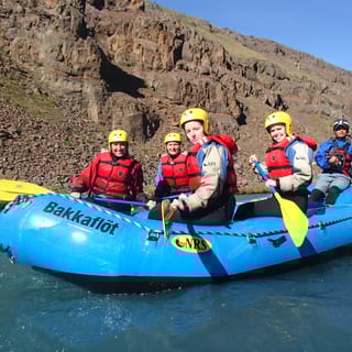 Rodzinny rafting na rzece West Glacial