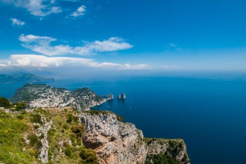 Von Rom aus: Geführter Tagesausflug nach Capri mit Blauer Grotte und Mittagessen