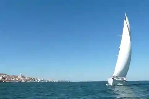 Lisbon 2-Hour Tagus River Sailing Cruise