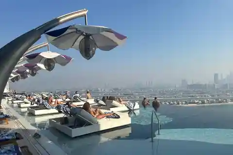 Dubai: Luxury Tour with Sky Pool, Shopping, and Hotel Pickup
