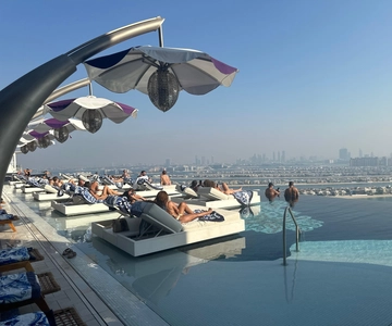 Dubai: Luxury Tour with Sky Pool, Shopping, and Hotel Pickup