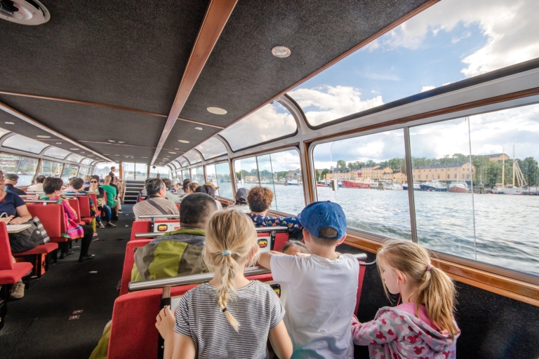 Sztokholm: czerwony autobus typu Hop-On Hop-Off i łódź24-godzinny bilet na czerwony Hop-on Hop-off autobus i łódź