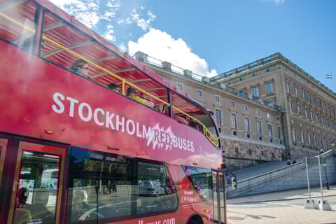 Stockholm : bus et bateaux à arrêts multiples rouges