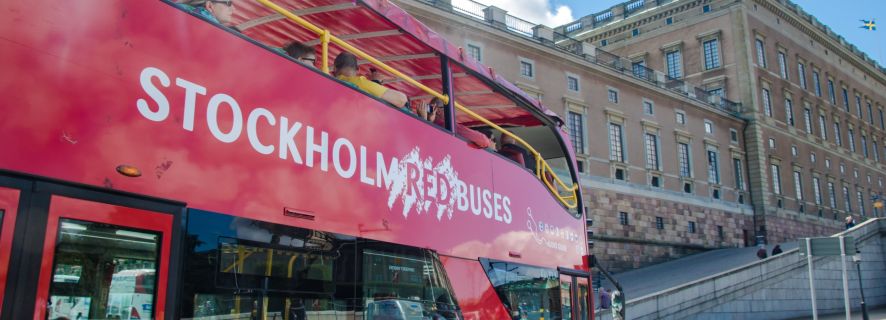 Estocolmo: autobús turístico rojo y barco