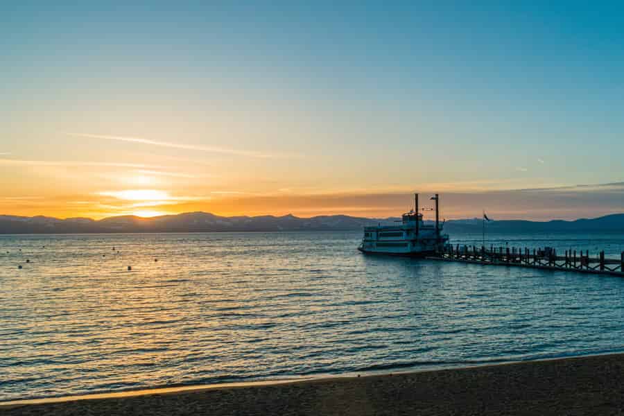 Lake Tahoe: Dinner-Bootsfahrt bei Sonnenuntergang. Foto: GetYourGuide