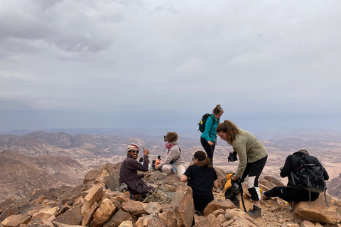 瓦迪拉姆：本地导游带您徒步前往杰贝尔乌姆达米瓦迪拉姆：本地导游带你徒步前往杰贝尔乌姆达米