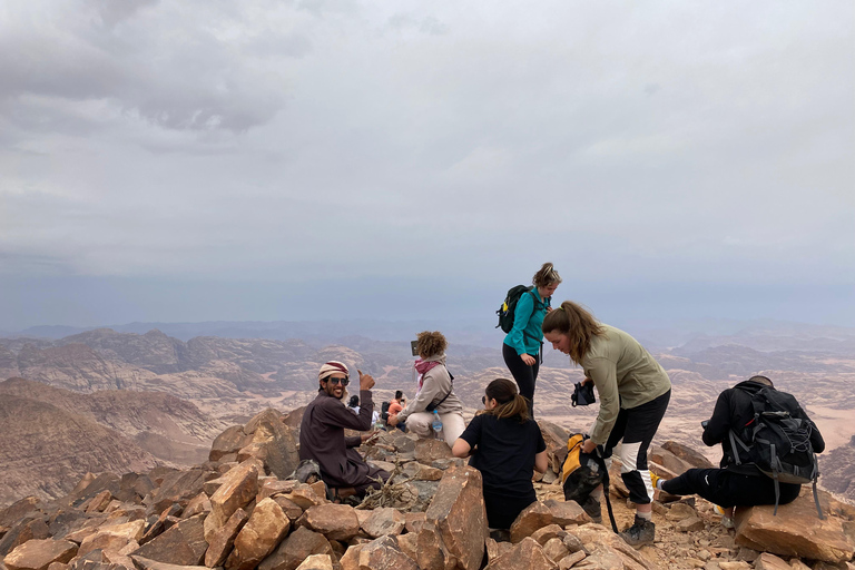 瓦迪拉姆：本地导游带您徒步前往杰贝尔乌姆达米瓦迪拉姆：本地导游带你徒步前往杰贝尔乌姆达米