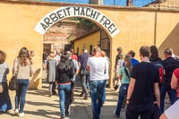 Van Praag, tour door de concentratiekamp Terezin - Housity