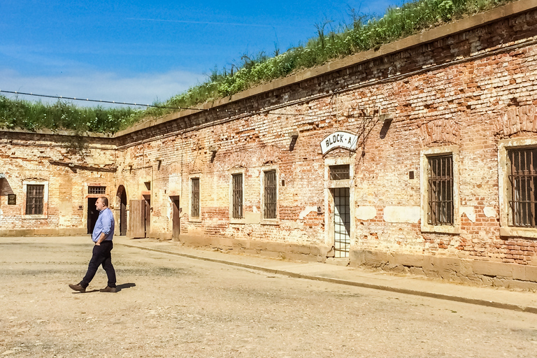 De Praga: Excursão ao Campo de Concentração de TerezínPasseio em inglês