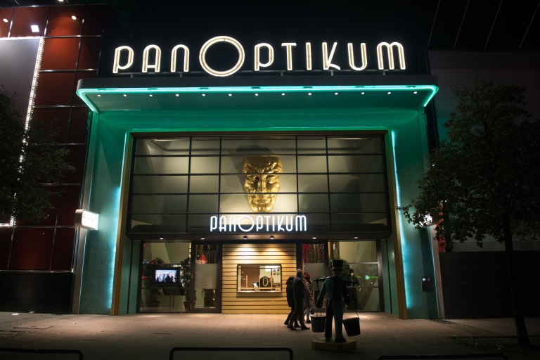 St. Pauli Nightlife Tour con Drag Queen en alemánTour de vida nocturna de St. Pauli: comenzando en Olivias Show Club