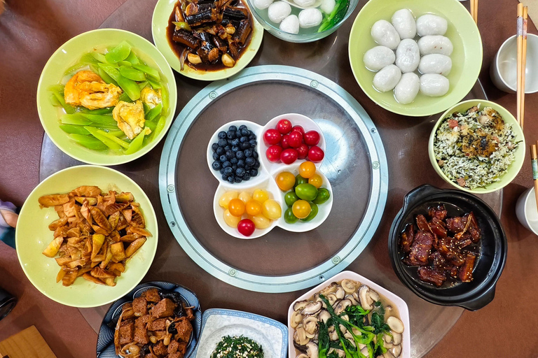 Shanghai: Dine at Local Home with English Speaking Hosts