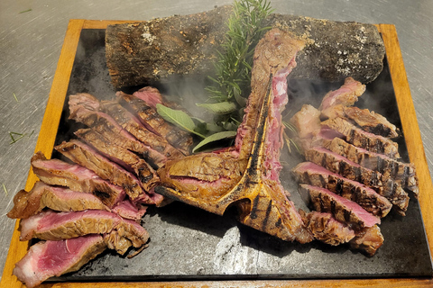 Gemensam middag i en gammal toskansk bondgård