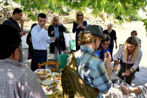 Ancienne forêt de Kroustas et cabane de Shepherd crétoise avec déjeuner