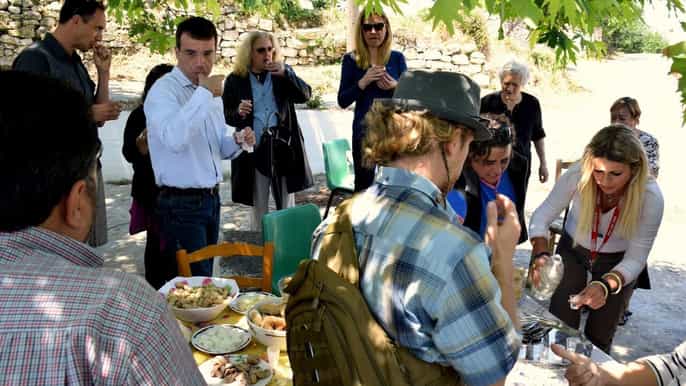 antiguo bosque de kroustas y choza de sheperd cretense con almuerzo