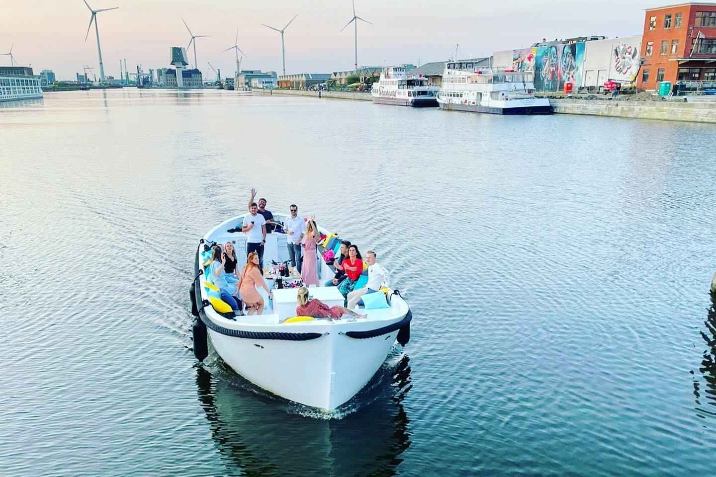 アントワープ：プライベート船上アペリティフ体験