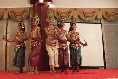 Siem Reap: Apsara Dance Show & Dinner with Tuk-Tuk Transfers