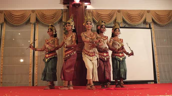 siem reap apsara dance show dinner with tuktuk transfers