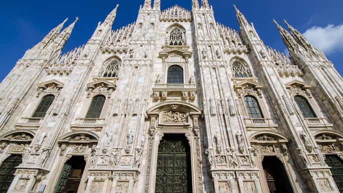 milanos historiske distrikt med inngang til duomo uten kø