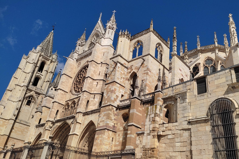 León Cathedral: Private Tour in English, Italian, or Spanish León Cathedral: Sightseeing Tour in English, Italian or Spanish