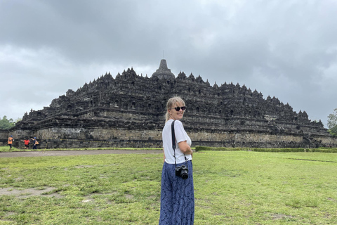 Yogyakarta: Subida a Borobudur Visita Compartida Guiada de Medio Día