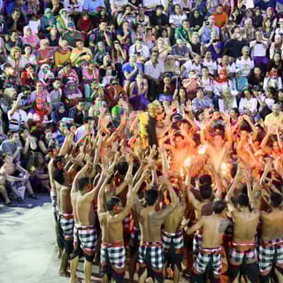 Bali: Uluwatun temppeli, kecak-tanssia ja Jimbaran-lahti