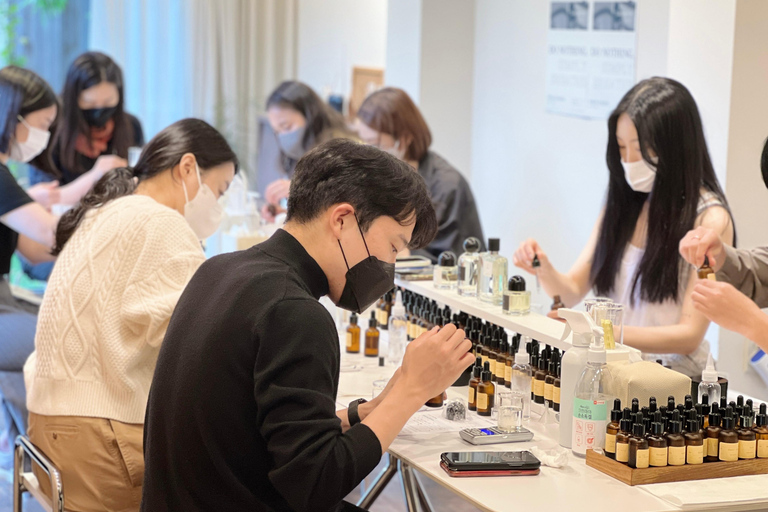 Seoul: Crea il tuo profumo naturale con un profumiere&quot;.