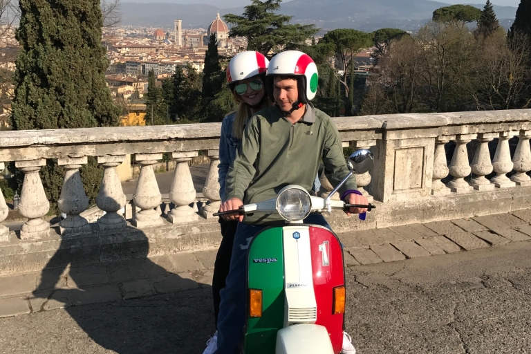 Desde Florencia: tour por la campiña toscana en una Vespa vintage2 personas en una Vespa
