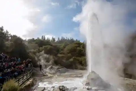 From Rotorua - WAI-O-TAPU - WAIKITE Pool & HUKA FALLS Cruise