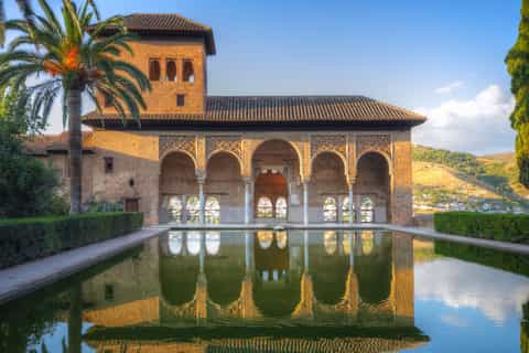 Alhambra: Nasrid Palaces & Generalife Gardens Walking Tour