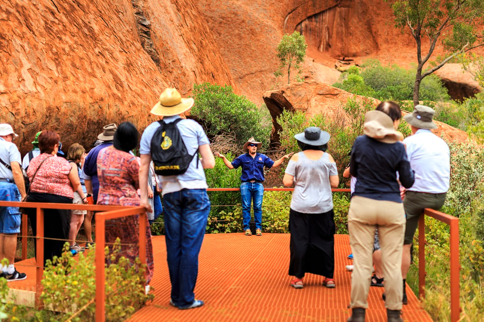 Desde Yulara Excursi N A Uluru Con Paseo Por La Base Y Barbacoa Al