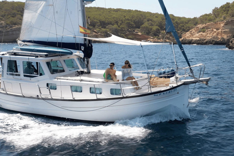 Palma: Private Classic Mallorcan Boat Tou Palma Bay: Cruise to Sea Caves or Calas with tapas & drinks