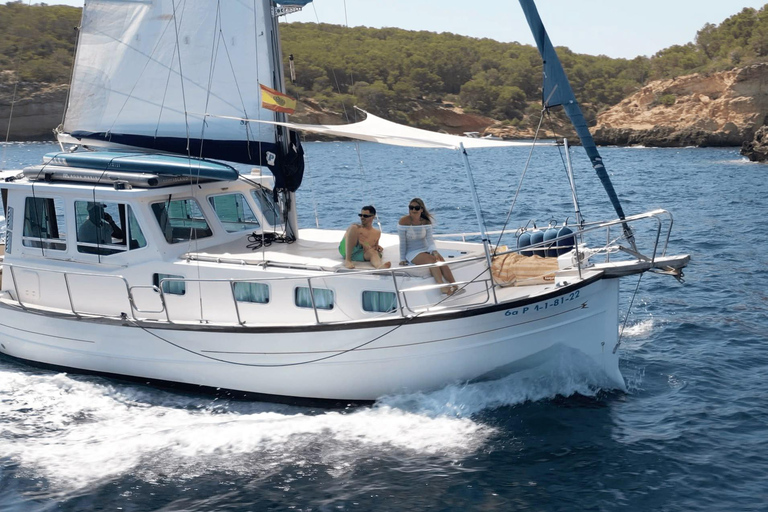 Palma: Private Classic Mallorcan Boat Tou Palma Bay: Cruise to Sea Caves or Calas with tapas & drinks